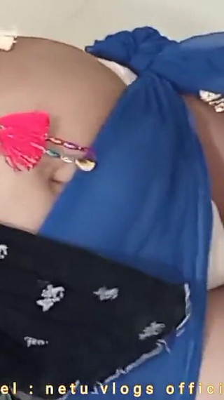 हिजाब में खूबसूरत भारतीय फूहड़ भारत में कामुक नृत्य करती है