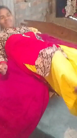 रुकिया देसी गांव की हॉट लड़की का घर में सेक्स