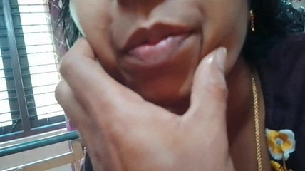 केरला अपने पति के लंड को चूसती और उत्तेजित करती है और दूध निकालती है