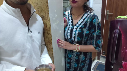 चीनी मांगने के बहाने बड़े स्तन वाली पड़ोसी भाभी को छोड़ दिया