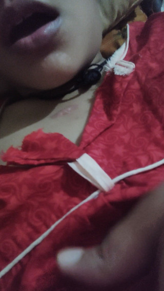 भारतीय महिला हस्तमैथुन कर रही है और चुदाई के लिए तैयार हो रही है