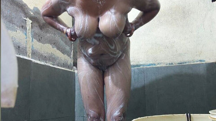 देसी परिपक्व ने आज पति के सामने नहाते हुए अश्लील वीडियो बनाया