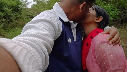 इंडियन देसी विलेज स्टाइल सेक्स - शहर में रहने वाले पति-पत्नी गांव के जंगलों में आते हैं और सेक्स करते हैं।