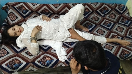 कामुक सेक्स के साथ विवाहित जोड़े के बीच रोमांटिक भारतीय प्रेम संबंध