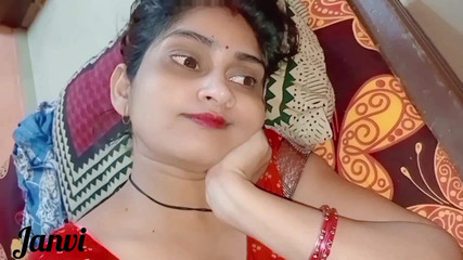 जब मैं उसके शयनकक्ष में दाखिल हुआ तो मेरी प्यारी सौतेली बहन अपने शयनकक्ष में अकेली थी। वह बेहद हॉट लग रही थीं। मैं खुद पर नियंत्रण नहीं रख सका और गड़बड़ कर दी