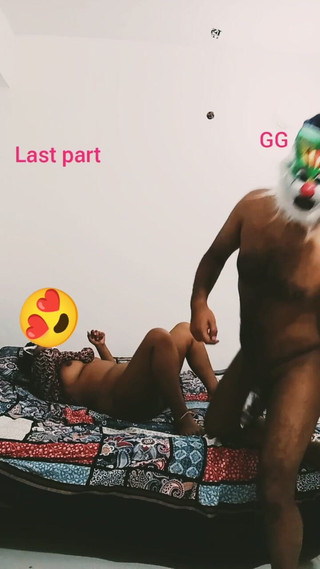 बड़ी गांड डेबोर को उसके छेदों को चोदने की सुविधा देती है -गर्लग्रुप