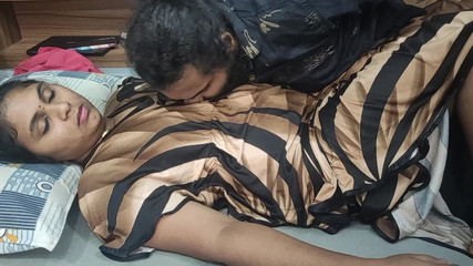 मल्लू त्रिवेन्द्रम युगल का हॉट लिप लॉक रोमांस चुदाई के साथ