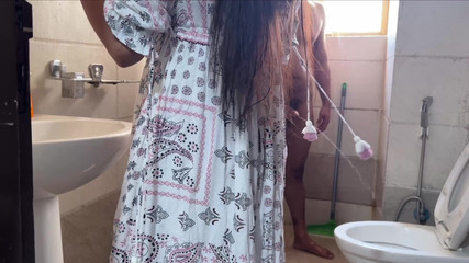 सौतेले बेटे ने शॉवर के बाद मिल्फ सारा को नग्न देखा और अपने लंड को उसकी गीली योनी से दूर नहीं रख सका