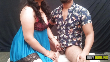 जब वह अपने घर जाती है, बड़ी गांड वाली लड़की लंड की प्यासी होती है