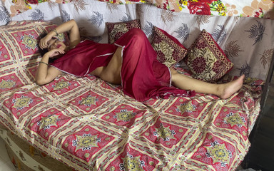 भारतीय युगल मुख-मैथुन के साथ गर्म सेक्स, बिल्ली के अंदर सह शॉट