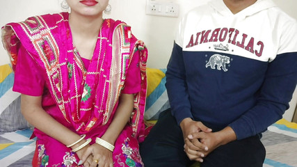 परिपक्व भारतीय सौतेली माँ सारा को किशोर (18+) सौतेले बेटे द्वारा चोदा जाता है