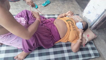 गीता की गांड के नीचे तकिया रखा और उसकी दोनों टांगें चौड़ी कर दीं (यह मजेदार था)