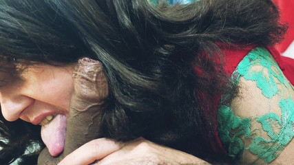 उसका उपहार एक विशाल बीबीसी के साथ सेक्स है