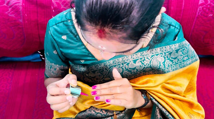 एक खूबसूरत सौतेली माँ ने मुझे सेक्स के लिए आमंत्रित किया