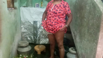 प्रियंका स्टेपाउंटी ने बाथरूम में ड्रेस धोते हुए सेक्स किया
