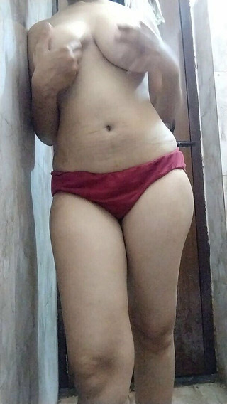 नंगी सौतेली बहन को नहाते देख हॉट सौतेली बहन ने बनाया वीडियो