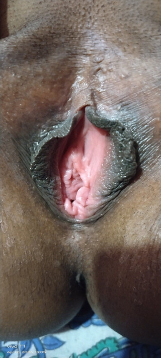 कमरे की मालकिन को किरायेदार ने उसके कमरे के अंदर चोदा