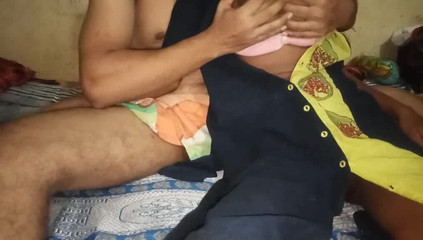 मेरे सौतेले ससुर ने मुझे कसकर पकड़ लिया और मेरे साथ यौन संबंध बनाए