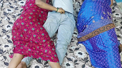 सौतेला बेटा अपनी देसी सौतेली माँ और उसके करीबी दोस्त के साथ बिस्तर साझा करता है, उसे उन दोनों को चोदने का मौका मिला..