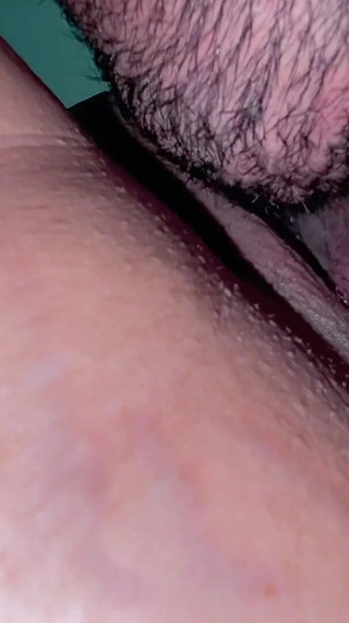 सौतेली माँ सोराया कुलोना अपनी गीली बिल्ली को चाटने देती है