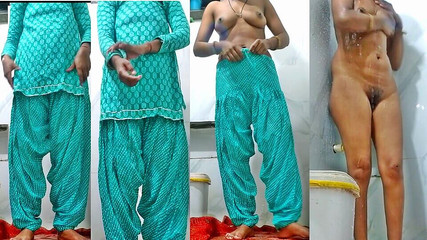 बाथरूम में सेक्सी युवा कॉलेज लड़की।