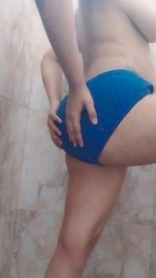 बाथरूम में सेक्सी भाभी का मजेदार समय