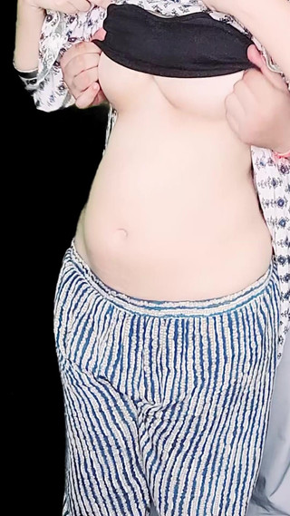 20 वर्षीय भारतीय लड़की की उसके सौतेले भाई द्वारा मालिश