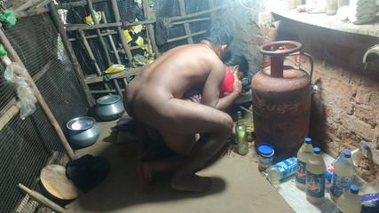 नग्न सौतेली बहन और गाँव की रसोई में चुदाई