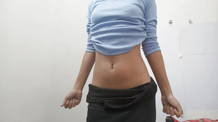 जब मैं फूट रही हूँ तो मेरी गांड और मेरी बालों वाली चूत को देखो