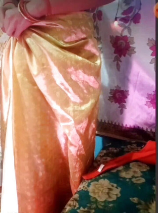 खूबसूरत भारतीय किशोर उसकी बिल्ली के साथ खेल रहा है