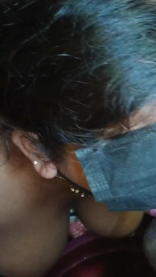 देसी पत्नी पति के लंड को मुँह में गहराई तक लेती है