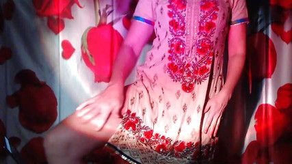 रात की रोशनी में सेक्सी स्ट्रिप टीज़