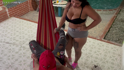 जब हम केबिन में अकेले थे तो मेरी भारतीय सौतेली बहन के साथ एक बहुत कामुक बातचीत एक जंगली चुदाई में समाप्त हुई