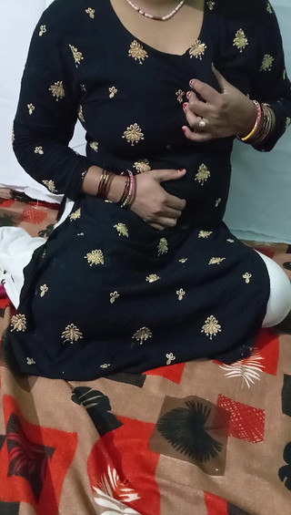 देसी भारतीय लड़की अपनी चूत चूस रही है