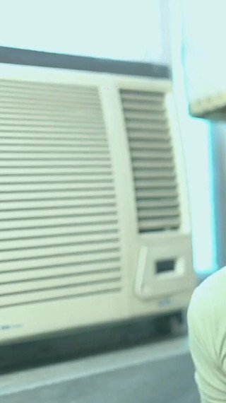 एसी मैकेनिक ने अपने बॉस की पत्नी के बड़े स्तनों का आनंद लिया है