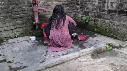 मैंने स्टेपाउंटी को वॉशरूम में नग्न होकर नहाते हुए देखा, मैंने उसे गले लगाया और उसकी गांड मारना शुरू कर दिया