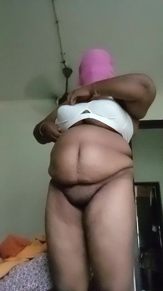 ड्रेस बदलने के बाद स्नान करती शिक्षिका, शयनकक्ष में प्रदर्शन वीडियो