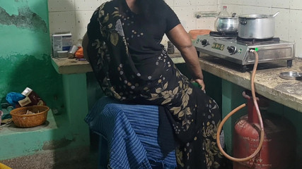 सौतेली माँ रसोई में खाना बना रही थी और मैंने उसके साथ सेक्स किया