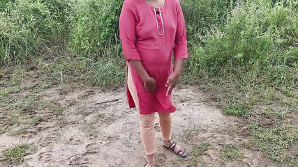 पड़ोसी को चुदाई का खिलौना बनाने के बाद, उसने उसे खेत में चोदा और उसके मुँह में एक बड़ा लंड डाल दिया