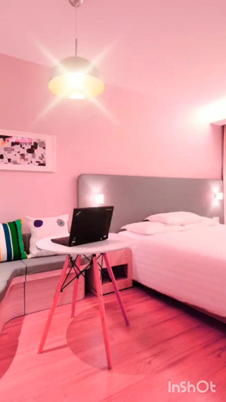 देसी सेक्सी पत्नी वीडियो पर बड़े स्तन दिखा रही है