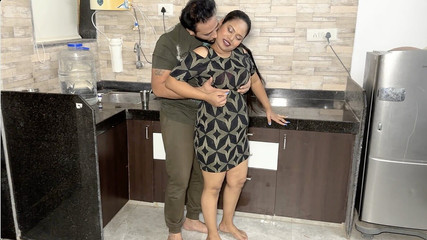 आदमी ने किचन में पत्नी के साथ सेक्स किया