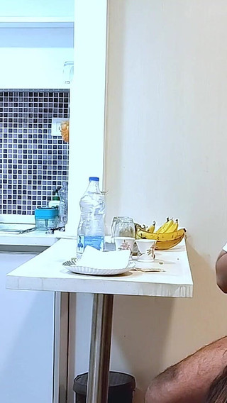 बड़ी गांड वाली पत्नी रसोई में अपने पति को चूसना और चूमना शुरू कर देती है