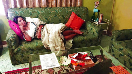 एक आदमी ने अपनी विधवा भाभी को एकांत घर में बहकाया और चोदा