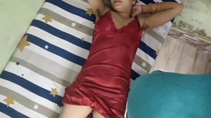 हॉट जवान भाभी ने बॉस को लाल नाइटी रूम में बुलाया और मोटे लंड के साथ सेक्स किया