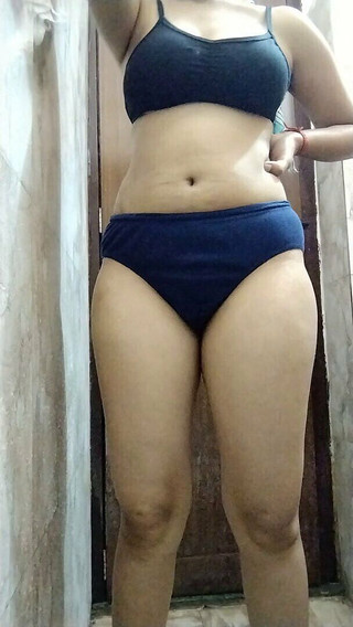 बांग्लादेशी किशोरी खुद को छू रही है