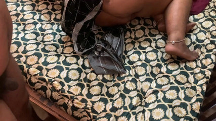 तमिल स्टेपाउंटी ने पड़ोसी लड़कों का डिक चूसा और डॉगी स्टाइल में चुदाई की