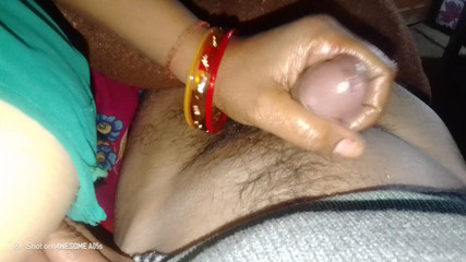 भारतीय सेक्सी कामुक सौतेली माँ अपने सौतेले बेटे के लंड से हाथ मिलाना