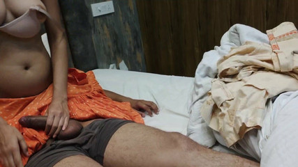 भारतीय सौतेली माँ मेरे कमरे में आई - मैं पहले से ही झटके मार रहा हूँ - वह देखती है और उत्तेजित हो जाती है - मैंने अपनी कामुक सौतेली माँ को चोदा