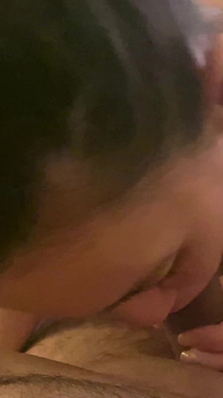 अगले दरवाजे पर हॉट मिल्फ अपना लंड चूसने का कौशल दिखा रही है