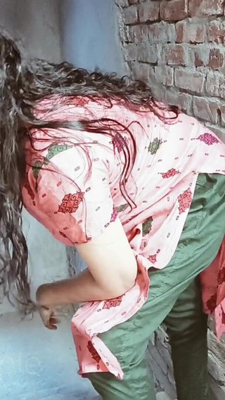 भारतीय लड़का अपनी गर्लफ्रेंड के साथ चुदाई करते हुए पकड़ा गया!